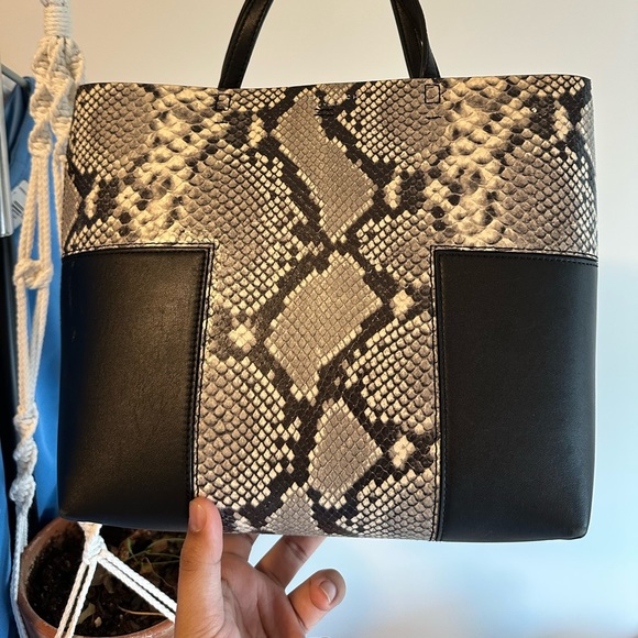 Special edition: Snakeskin tote - Picture 2 of 3